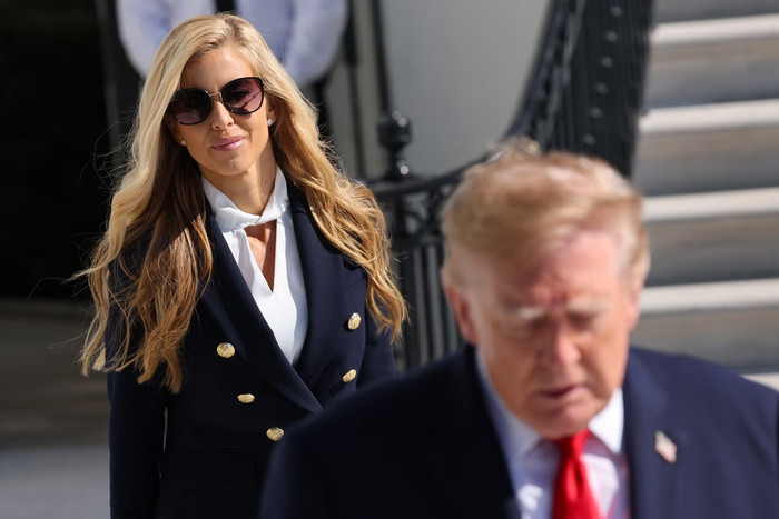Trump và nữ thư ký báo chí mới (Ảnh: Getty Images).