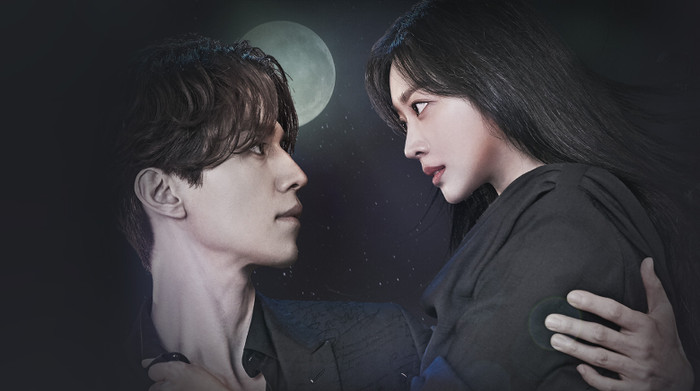Trong Bạn Trai Tôi Là Hồ Ly, Yi Yeon (Lee Dong Wook) là hồ ly chín đuôi đã sống hàng thế kỷ và hiện hòa nhập vào thế giới loài người. Cuộc sống của anh trở nên phức tạp khi gặp Ji Ah (Jo Bo Ah), một nhà sản xuất chương trình truyền hình nghi ngờ anh có liên quan đến biến cố bí ẩn xảy ra trong thời thơ ấu của cô. Yi Yeon cố gắng che giấu thân phận, đặc biệt khi nhận ra Ji Ah có mối liên hệ với Ah Eum, người anh yêu từ nhiều thế kỷ trước nhưng đã qua đời. Bên cạnh đó, sự xuất hiện của Yi Rang (Kim Bum), người em cùng cha khác mẹ của Yi Yeon và cũng là một nhân vật siêu nhiên, làm gia tăng những mâu thuẫn trong câu chuyện. Tác phẩm kết hợp truyền thuyết dân gian Hàn Quốc với bối cảnh hiện đại, đồng thời đan xen tình cảm lãng mạn và những tình tiết huyền bí. Quá khứ kéo dài hàng thế kỷ của Yi Yeon tạo nên lớp bí ẩn cho mối quan hệ giữa các nhân vật, trong khi những xung đột gia đình và tình yêu khiến câu chuyện không chỉ dừng lại ở yếu tố kỳ ảo.