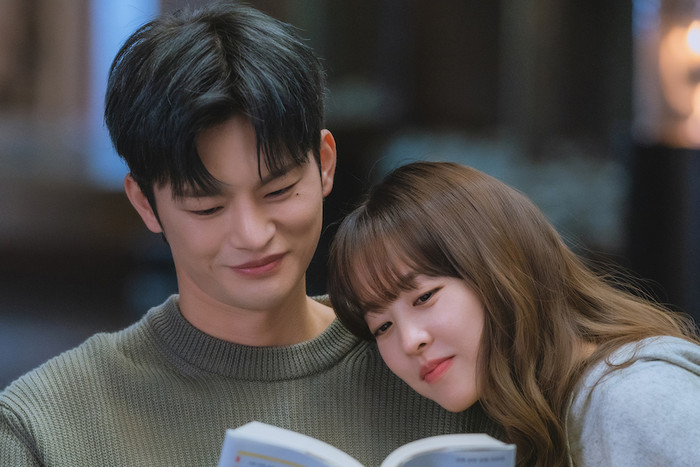 Trong Kẻ Hủy Diệt Gõ Cửa Nhà Tôi, Tak Dong Kyung (Park Bo Young) phải đối mặt với biến cố khi biết mình mắc bệnh hiểm nghèo, đồng thời phát hiện bạn trai đã phản bội cô. Trong lúc tuyệt vọng, cô ước thế giới bị hủy diệt và từ đó gặp Myul Mang (Seo In Guk), một thực thể siêu nhiên gắn liền với sự diệt vong. Hai người đi đến thỏa thuận: Myul Mang giúp Dong Kyung trải qua những ngày cuối đời mà không phải chịu đau đớn, đổi lại cô phải chấp nhận điều kiện liên quan đến sự hủy diệt thế giới. Tuy nhiên, mối quan hệ giữa họ dần vượt khỏi những ràng buộc ban đầu, khiến cả hai phải đối diện với những lựa chọn khó khăn. Bên cạnh chuyện tình lãng mạn, bộ phim đặt ra những câu hỏi về sự hữu hạn của cuộc sống, số phận và ý nghĩa của tình yêu. Sự tương phản giữa một cô gái cố gắng níu giữ cuộc sống và một thực thể đã mệt mỏi với sự tồn tại tạo nên màu sắc trầm buồn, phù hợp với người xem yêu thích những câu chuyện tình giả tưởng giàu cảm xúc.