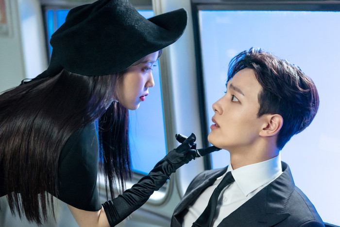 Khách Sạn Ánh Trăng kể về Jang Man Wol (IU), chủ nhân của một khách sạn bí ẩn nằm giữa Seoul, nơi đón tiếp những linh hồn chưa thể bước sang thế giới bên kia. Cuộc sống của Man Wol thay đổi khi Goo Chan Sung (Yeo Jin Goo), một người bình thường, trở thành quản lý khách sạn và bị cuốn vào thế giới kỳ lạ này. Không gian khách sạn mang vẻ đẹp cổ điển, sang trọng nhưng cũng phảng phất sự u ám, trong khi tạo hình của IU góp phần định hình phong cách hình ảnh đặc trưng của tác phẩm. Mỗi linh hồn xuất hiện tại đây đều mang theo một câu chuyện riêng về tình yêu, tiếc nuối hoặc những điều chưa kịp hoàn thành. Thông qua hành trình của các nhân vật, bộ phim không chỉ tạo ra những tình huống kỳ bí mà còn khai thác nỗi đau của sự chia ly và quá trình học cách buông bỏ. Sự kết hợp giữa yếu tố ma quái, hình ảnh giàu tính thẩm mỹ và những câu chuyện cảm động khiến tác phẩm phù hợp với không khí mùa thu.