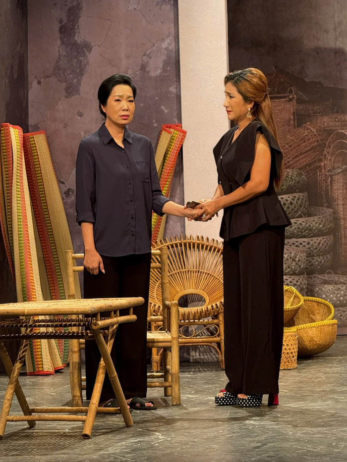 Cát Tường và NSND Trịnh Kim Chi đảm nhận hai nhân vật nữ trung tâm.