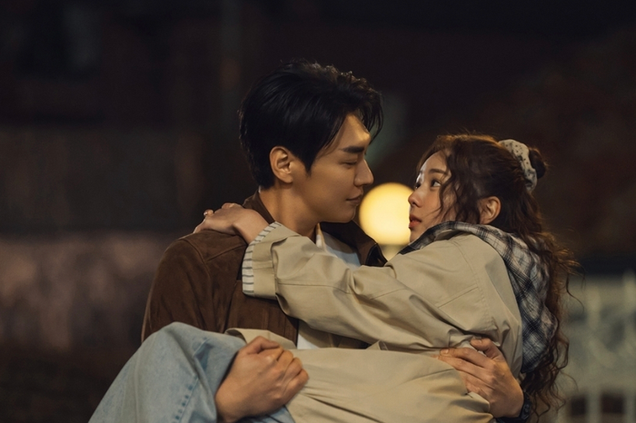 Màn kết hợp giữa Chae Soo Bin và Kim Young Kwang được khán giả chú ý nhờ những tình huống lãng mạn và hài hước.