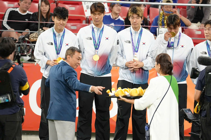 Ông Trần Quốc Tuấn là Trưởng Ban điều hành môn bóng đá nam tại ASIAD 2026, và ông trao HCV cho U23 Hàn Quốc.