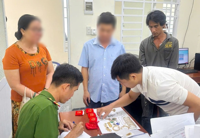 Lực lượng Công an kiểm đếm số tài sản thu hồi&nbsp;