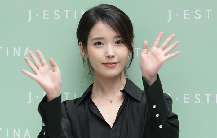 Mối quan hệ giữa IU với Byeon Woo Seok gây chú ý.