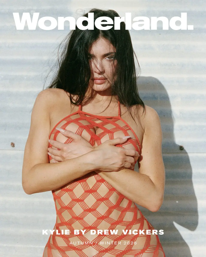 Kylie Jenner vừa thực hiện bộ ảnh thời trang cho số mùa Thu - Đông 2026 của tạp chí Wonderland.