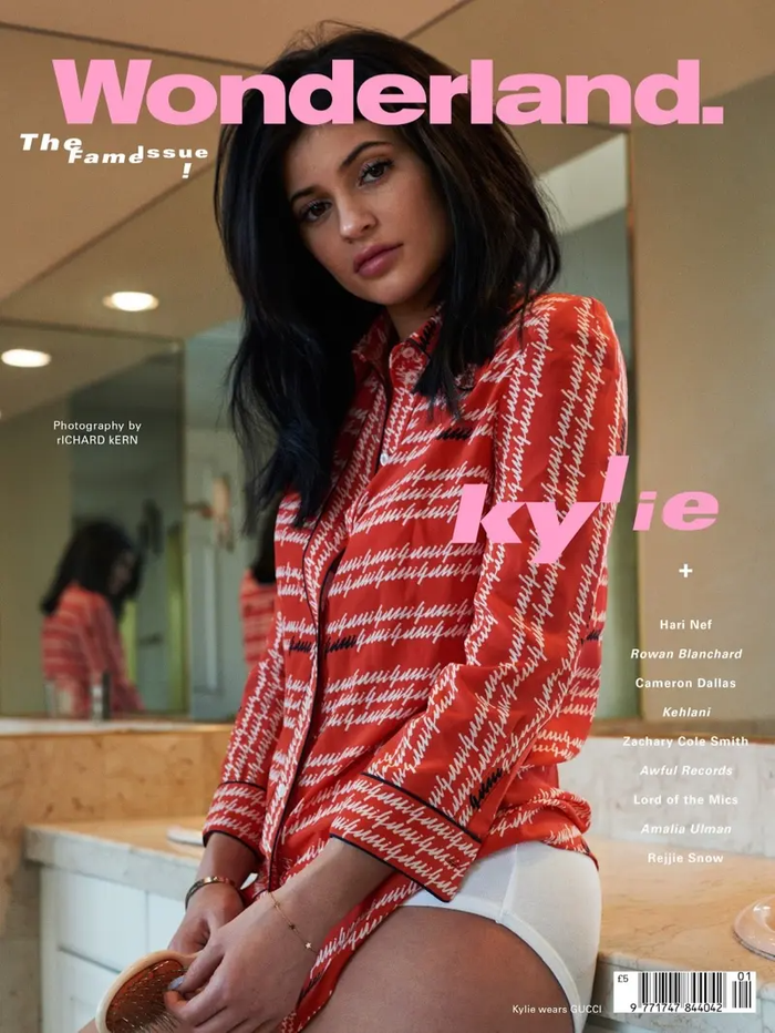 Không dừng lại ở hình ảnh trang bìa, Kylie Jenner còn xuất hiện trong nhiều tạo hình khác nhau dưới ống kính của nhiếp ảnh gia Drew Vickers.