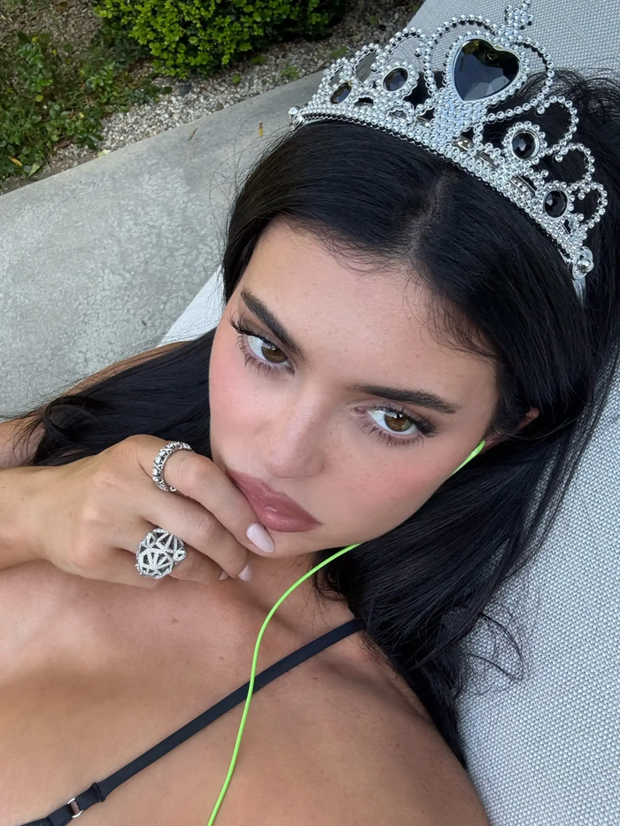 Khác với nhiều lần xuất hiện trên tạp chí trước đây, Kylie Jenner không thực hiện cuộc phỏng vấn riêng trong số báo lần này.&nbsp;