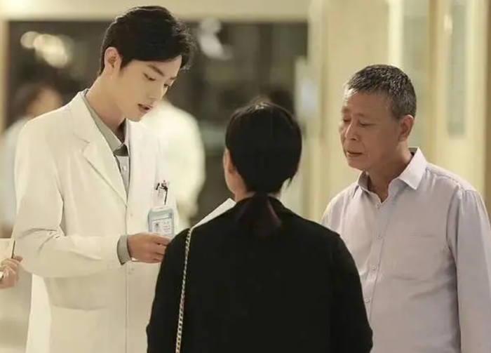 : Tiêu Chiến hóa thân thành bác sĩ trở về quê nhà trong Tiểu Thành Lương Phương.