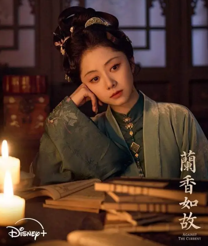 Đàm Tùng Vận trong Lan Hương Như Cố, thủ vai Hứa Lan Hương, nữ chính xuất thân nha hoàn, từng bước thay đổi số phận nhờ sự thông minh, kiên nhẫn và bản lĩnh.