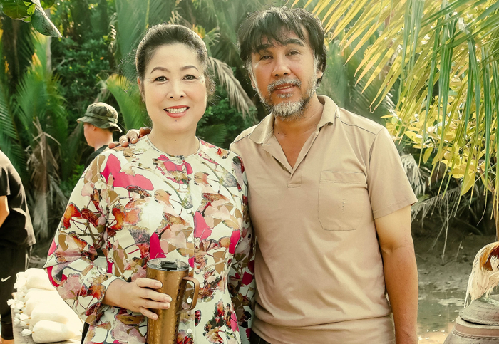 MC Quyền Linh và NSND Hồng Vân có màn tương tác gần gũi dưới bài đăng thông báo chuyến lưu diễn châu Âu của nữ nghệ sĩ. Ảnh: NSX
