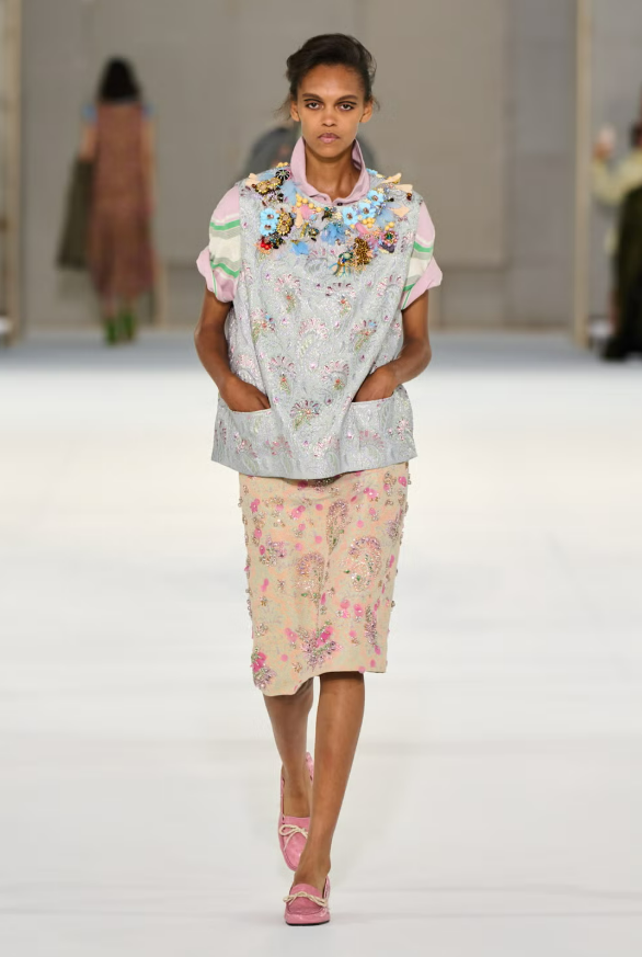 Dries Van Noten tiếp tục khai thác phom dáng này qua loạt trang phục kết hợp những họa tiết tương phản, mang vẻ ngoài quyến rũ. Ảnh: Ảnh: LAUNCHMETRICS SPOTLIGHT