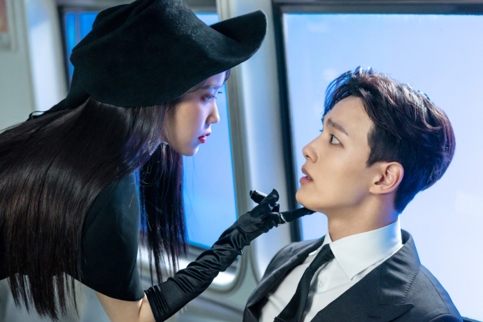 Phát sóng năm 2019, Hotel Del Luna là một trong những bộ phim giả tưởng nổi bật của màn ảnh Hàn Quốc, với sự góp mặt của IU và Yeo Jin Goo. Phim kể về Jang Man Wol, chủ nhân xinh đẹp nhưng có tính cách phức tạp của một khách sạn kỳ bí giữa lòng Seoul. Đây không phải nơi dành cho người sống, mà là điểm dừng chân của những linh hồn chưa thể siêu thoát. Goo Chan Sung, một người bình thường, bất ngờ trở thành quản lý khách sạn và bị cuốn vào thế giới đầy bí ẩn này. Mỗi vị khách tại khách sạn đều mang theo một câu chuyện riêng về tình yêu, nuối tiếc hoặc những điều chưa thể hoàn thành khi còn sống. Qua đó, phim đan xen các câu chuyện cảm động với những tình tiết kỳ bí, đôi lúc rùng rợn nhưng cũng không thiếu tiếng cười. Bên cạnh nội dung giàu cảm xúc, Hotel Del Luna còn ghi dấu ấn nhờ bối cảnh xa hoa, không khí ma mị và tạo hình thời trang ấn tượng của IU trong vai Jang Man Wol.