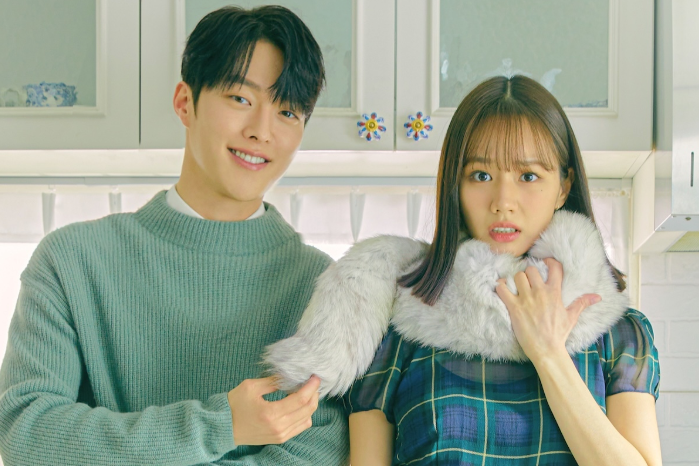 Ra mắt năm 2021, bộ phim có sự tham gia của Jang Ki Yong và Hyeri, kể về Shin Woo Yeo, một hồ ly chín đuôi đã sống 999 năm và đang tìm cách trở thành con người. Tuy nhiên, kế hoạch của anh bất ngờ đảo lộn khi Lee Dam, một nữ sinh đại học, vô tình nuốt phải viên ngọc hồ ly quý giá của anh. Để bảo đảm an toàn cho cả hai, Woo Yeo và Lee Dam buộc phải sống chung trong một hoàn cảnh đặc biệt. Từ những tình huống dở khóc dở cười, mối quan hệ giữa người và hồ ly dần chuyển thành tình cảm lãng mạn. Lấy bối cảnh cuộc sống đại học hiện đại tại Seoul, phim kết hợp yếu tố thần thoại Hàn Quốc với chuyện tình hài hước, nhẹ nhàng. Tác phẩm phù hợp với khán giả yêu thích thể loại giả tưởng nhưng không muốn câu chuyện quá nặng nề hay u tối.