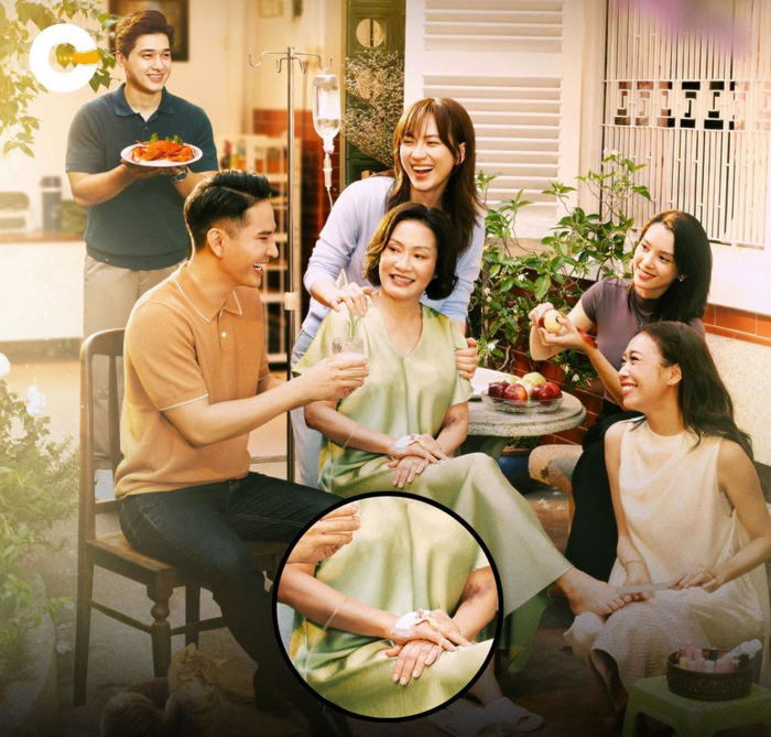 Hình ảnh cả nhà quây quần chăm sóc khi mẹ Tím (Hồng Đào) ngã bệnh.