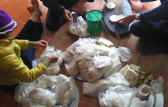 Mỗi phần xôi nén được chia mang về có thể kèm theo giò. Ảnh: báo Công&nbsp;