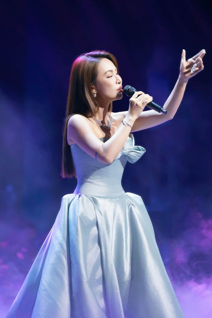 Uyên Linh gây tranh cãi khi hát I Have Nothing tại một chương trình âm nhạc.