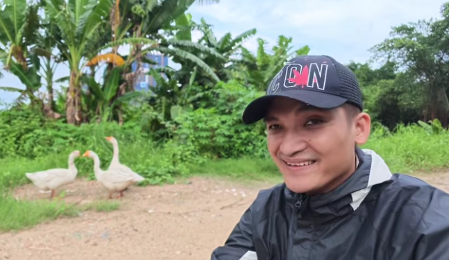 Mạc Văn Khoa nói nghe tiếng ngỗng sẽ tạo cảm giác yên bình. Ảnh: FBNV