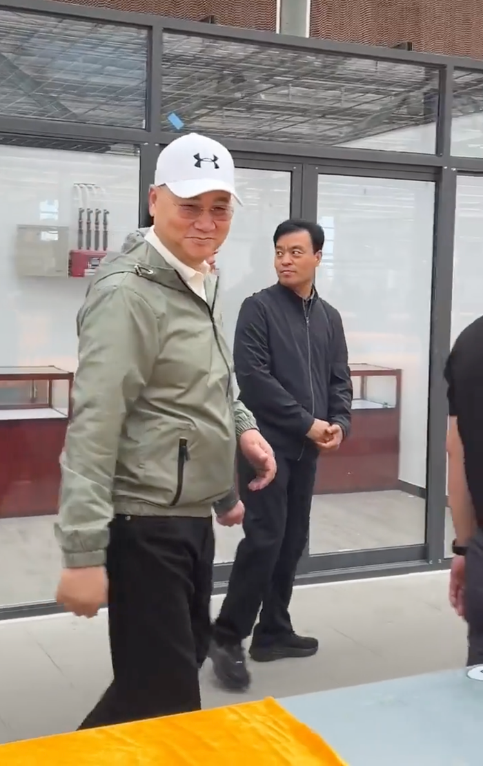 Trì Trọng Thụy gây chú ý khi bàn tay trái dường như ít cử động.