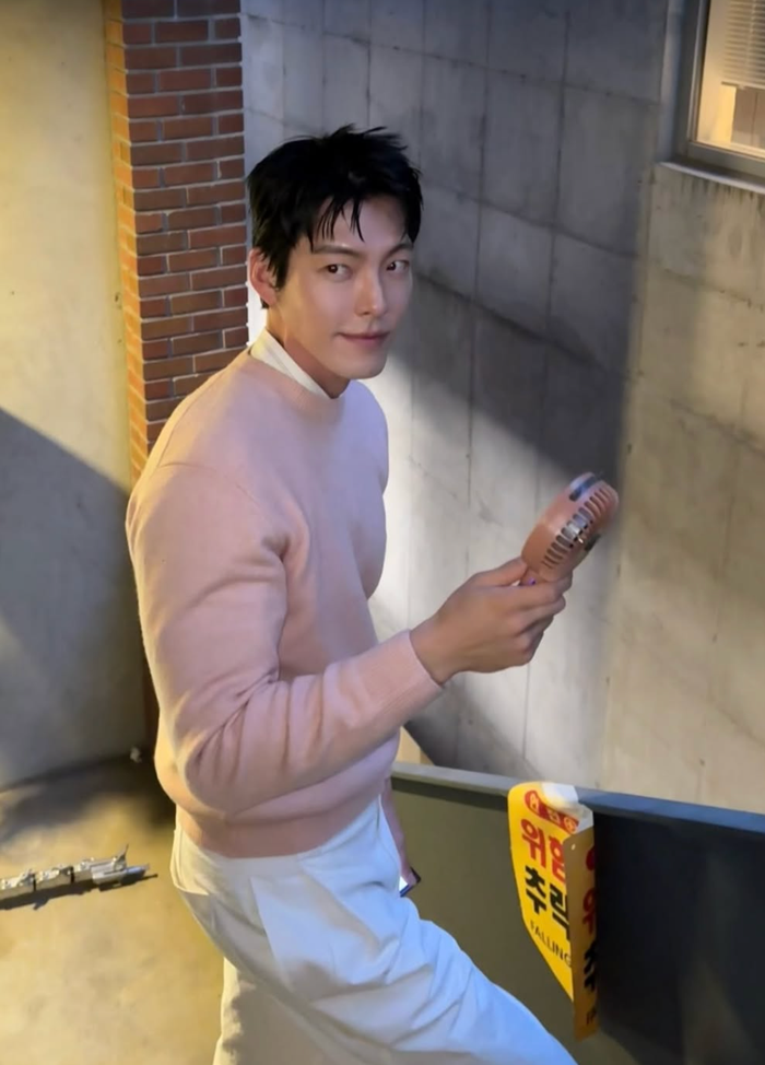 Dù chỉ diện trang phục đơn giản, Kim Woo Bin vẫn gây ấn tượng.