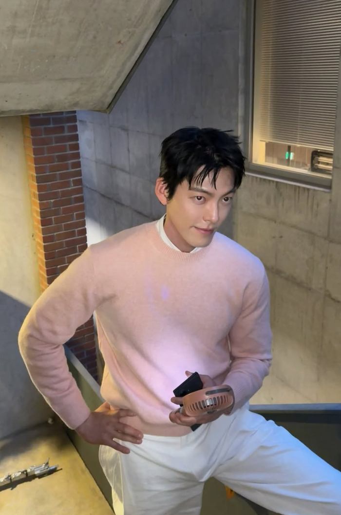 Kim Woo Bin đăng tải lên trang mạng xã hội cá nhân loạt hình ảnh mới.