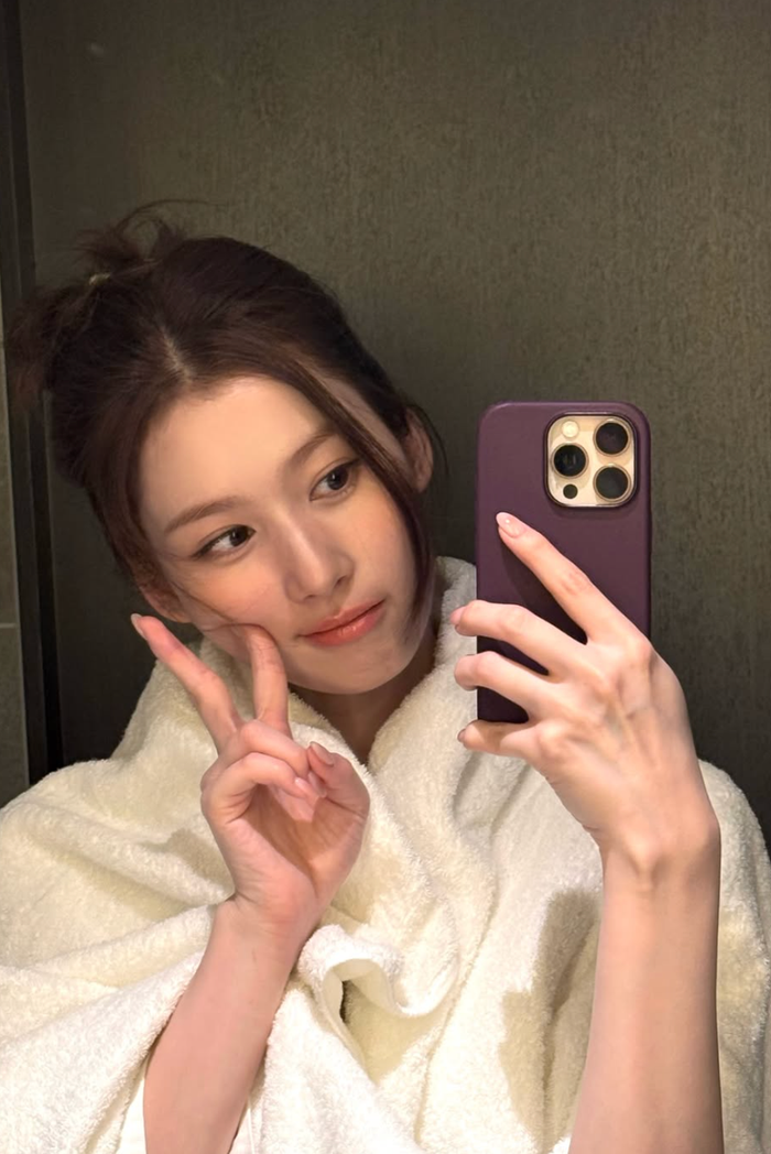 Sana (TWICE) gây chú ý với loạt ảnh quấn khăn tắm, nhan sắc khiến khán giả xuýt xoa Ảnh 1