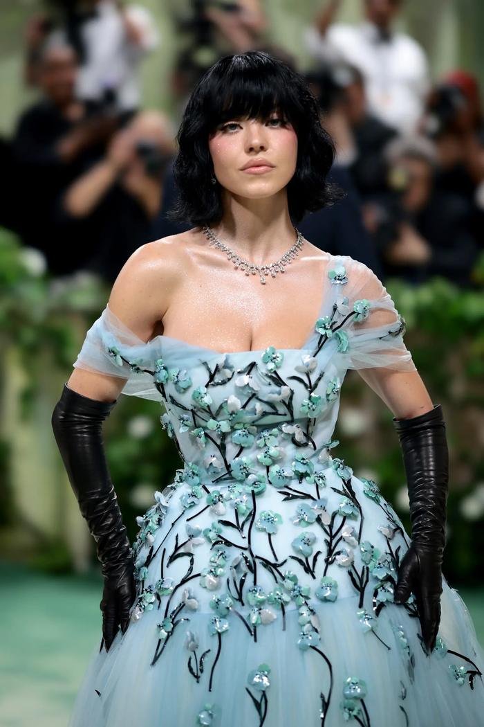Tại sự kiện Met Gala 2024, Sydney Sweeney cũng gây chú ý khi xuất hiện với mái tóc bob đen mang phong cách cá tính.