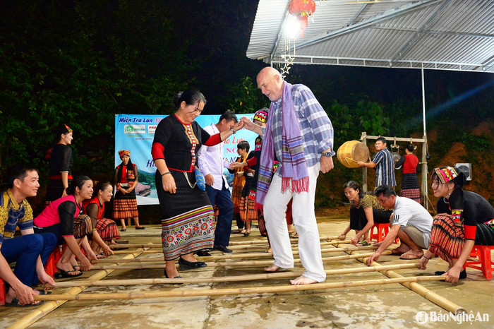 Nhiều khách Tây mê điệu múa sạp và những nét văn hóa truyền thống của đồng bào Thái huyện Con Cuông. Ảnh: Thành Cường&nbsp;