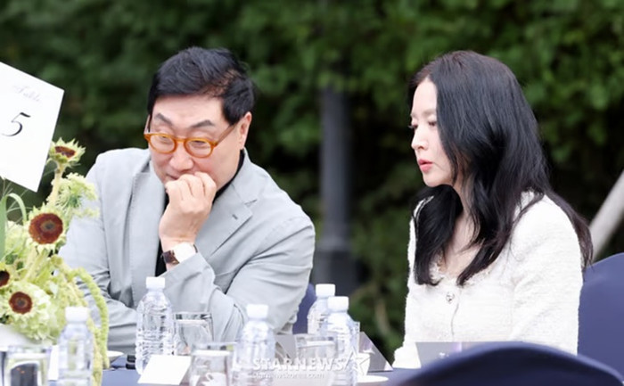 Hình ảnh mới đây của Lee Young Ae và chồng. (Ảnh Star News)