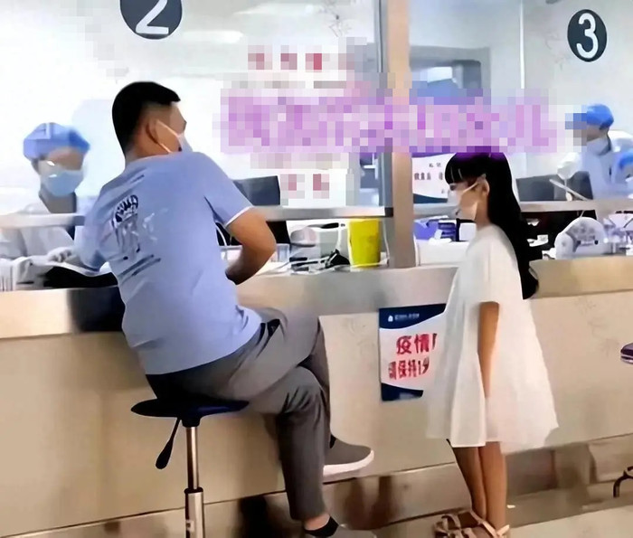 Tình cờ gặp lại chồng cũ và con gái sau ly hôn, người phụ nữ sốc nặng trước thái độ của đứa trẻ Ảnh 1