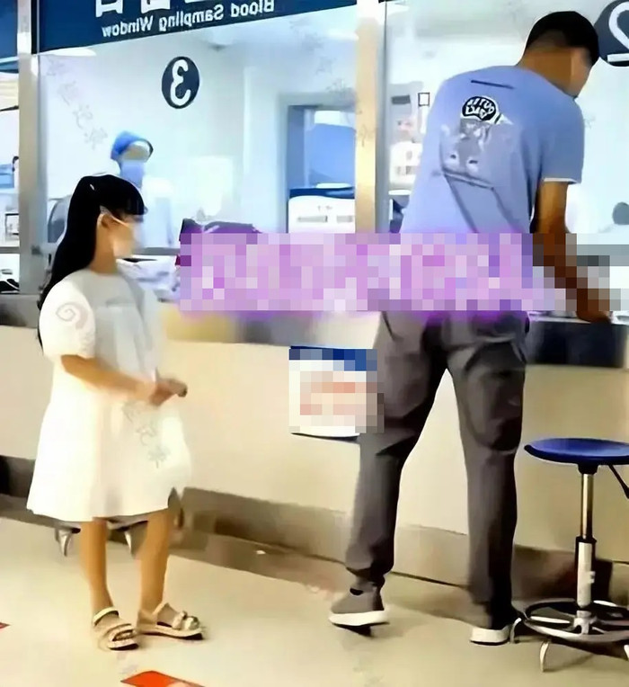 Tình cờ gặp lại chồng cũ và con gái sau ly hôn, người phụ nữ sốc nặng trước thái độ của đứa trẻ Ảnh 2