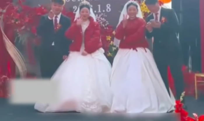 Hai anh em sinh đôi cùng hai người vợ là chị em sinh đôi trong lễ cưới. Ảnh: Douyin