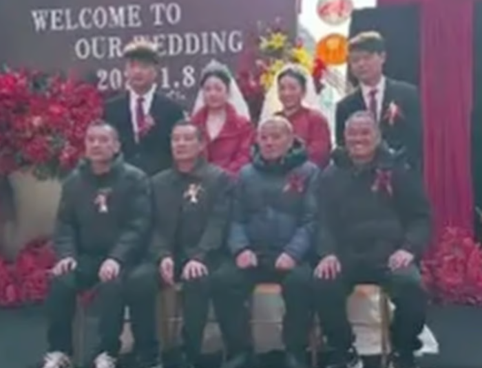 Con số may mắn tám: Hai cặp đôi hạnh phúc chụp ảnh cùng hai cặp chú sinh đôi. Ảnh: Douyin