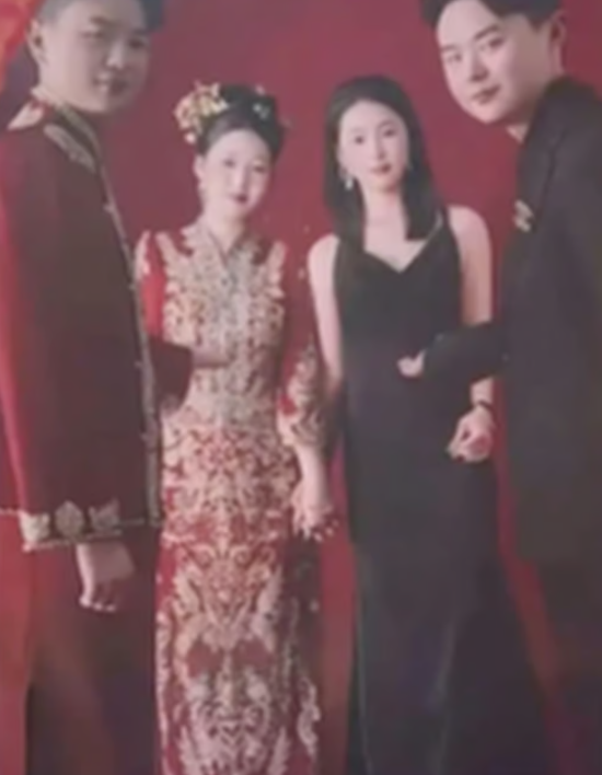 Sinh đôi kết duyên với sinh đôi: Bốn người hạnh phúc trong buổi chụp ảnh trước đám cưới. Ảnh: Douyin