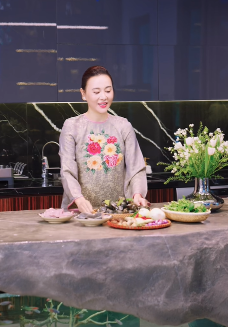 Phương Oanh gây chú ý khi xuất hiện trong video nấu ăn mới trên trang cá nhân. Ảnh: FBNV.
