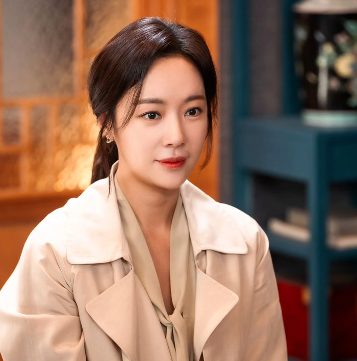 Hwang Jung Eum từng khiến khán giả bất ngờ khi công khai quá trình phẫu thuật thẩm mỹ của mình.