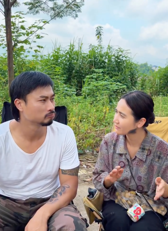 Hình ảnh thân thiết của Duy Hưng và Huyền Lizzie phía sau ống kính.&nbsp;