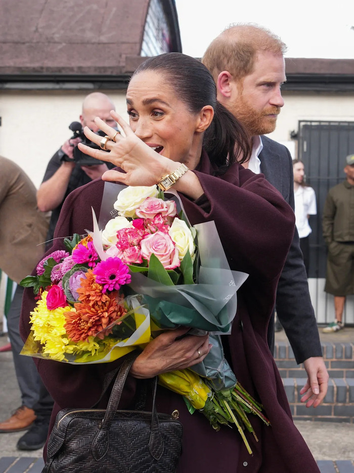 Trên đường ra về, họ lại được tặng hoa, ôm hôn và xin chụp ảnh (Ảnh: Getty Images).