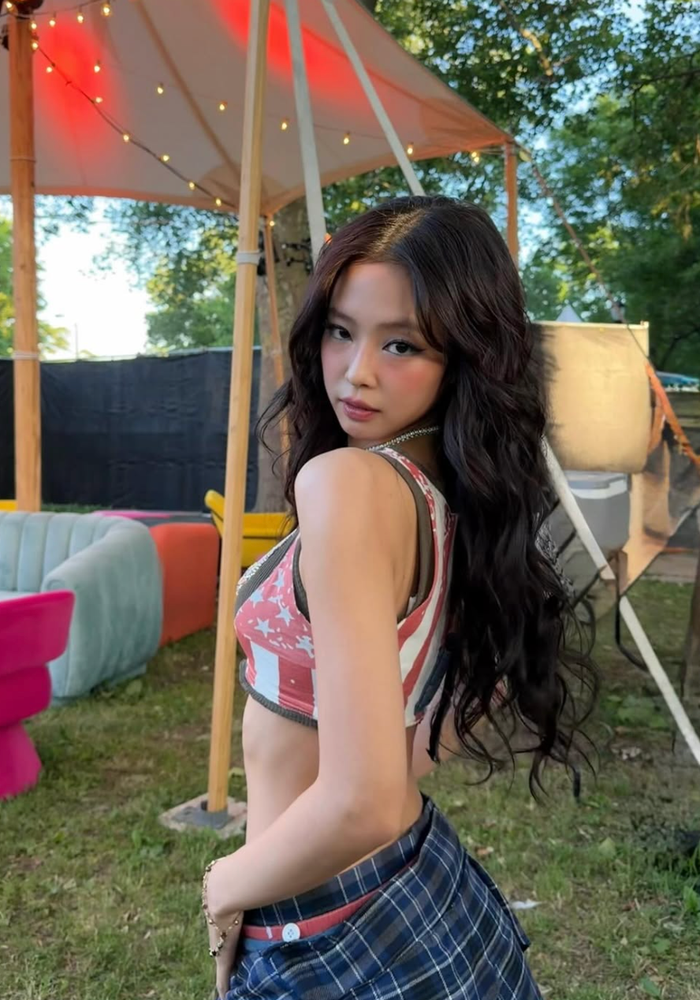 Về hoạt động âm nhạc, Jennie tiếp tục duy trì sự nghiệp cá nhân song song với những dự án cùng nhóm.&nbsp;