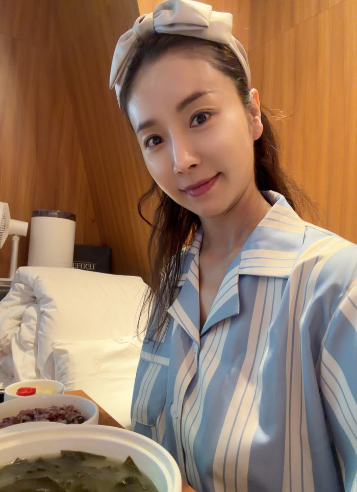 Do vẫn đang trong thời gian hồi phục sau sinh, Han Da Gam thừa nhận bản thân có phần mệt mỏi và chưa thực sự tỉnh táo.
