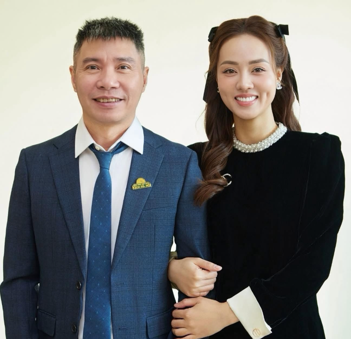 Ngọc Hà luôn đồng hành cùng NSND Công Lý trong quá trình chăm sóc sức khỏe và cuộc sống thường ngày. Ảnh: FBNV
