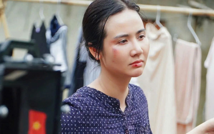 Huyền Lizzie vào vai Hạnh, người phụ nữ phải chịu đựng những tổn thương trong cuộc sống hôn nhân.&nbsp;