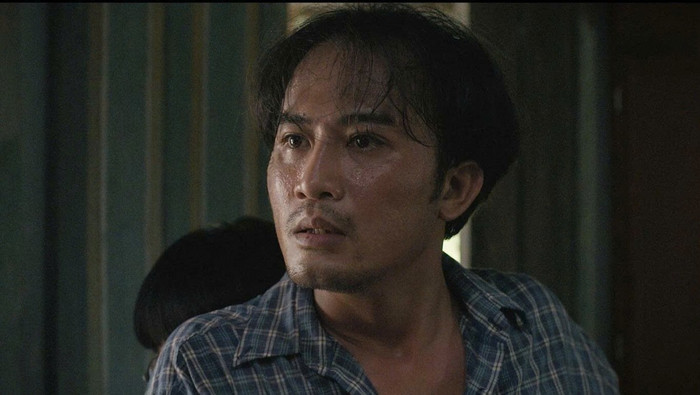 Trong Căn Nhà Không Mái Che, Doãn Quốc Đam đảm nhận vai Bình, người chồng nghiện cờ bạc, rượu chè và thường xuyên bạo hành vợ con.