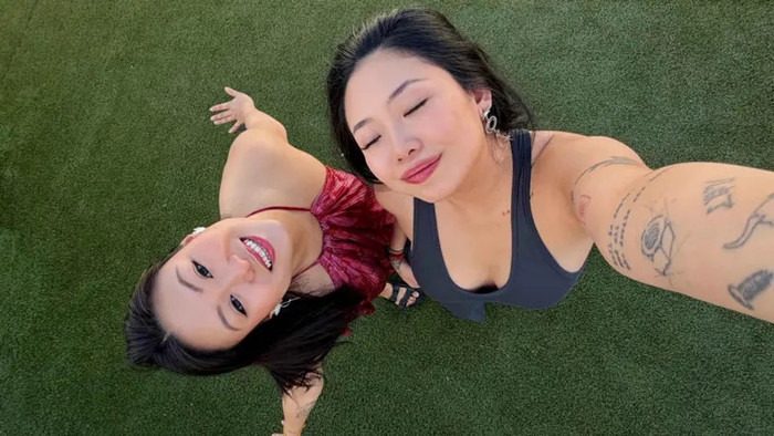Renee và April quen nhau từ năm 12 tuổi rồi trở thành bạn thân. Mối quan hệ có ý nghĩa đặc biệt với cả hai đến mức họ quyết định đăng ký kết hôn hợp pháp, dù không có tình yêu lãng mạn hay quan hệ tình dục với nhau.