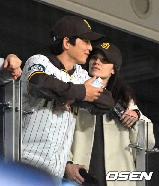 Song Joong Ki và vợ. (Ảnh OSEN)