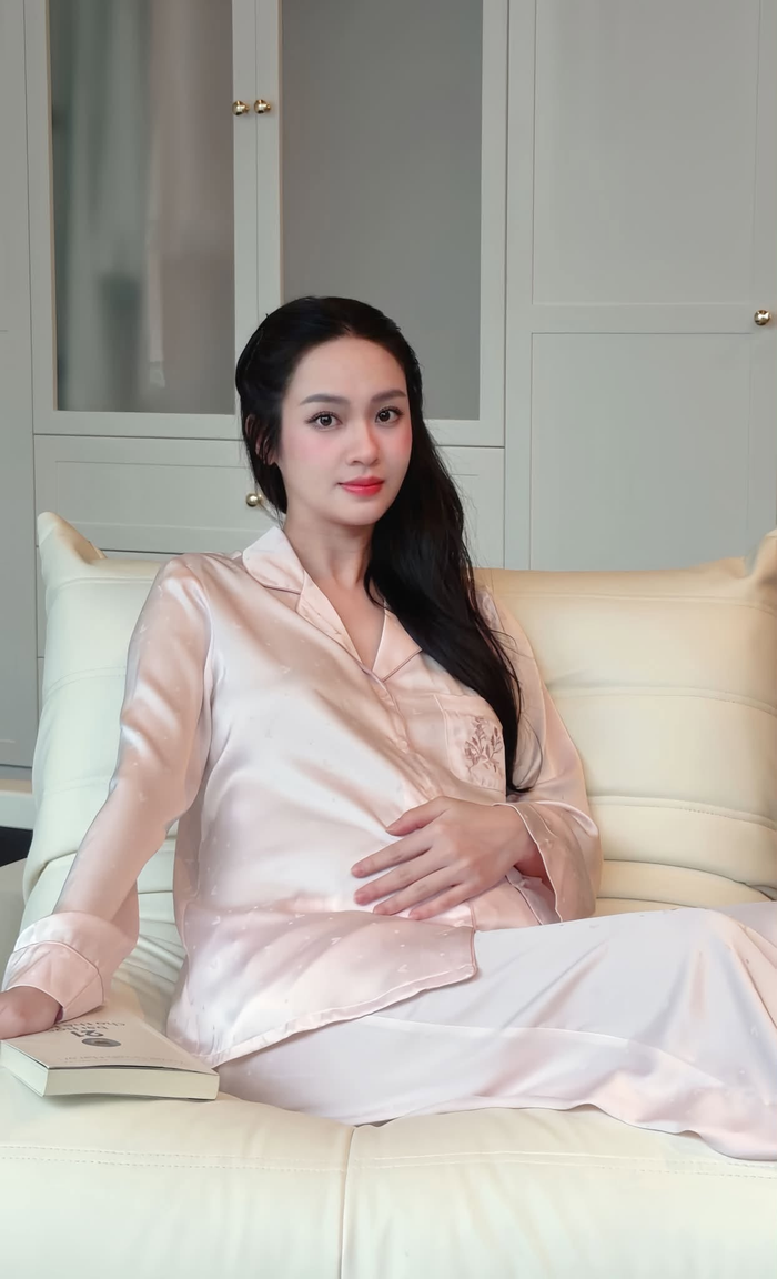 Vũ Thúy Quỳnh khoe bụng bầu to vượt mặt, hội ngộ cùng dàn mỹ nhân Vbiz Ảnh 4