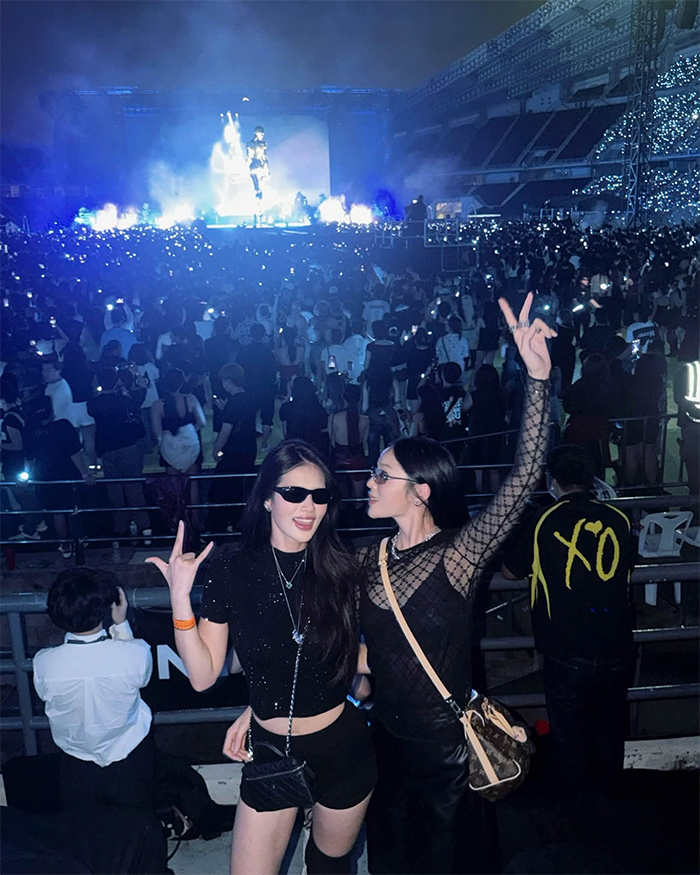 Thiên Ân khoa loạt ảnh cùng Kỳ Duyên tại concert của The Weeknd.