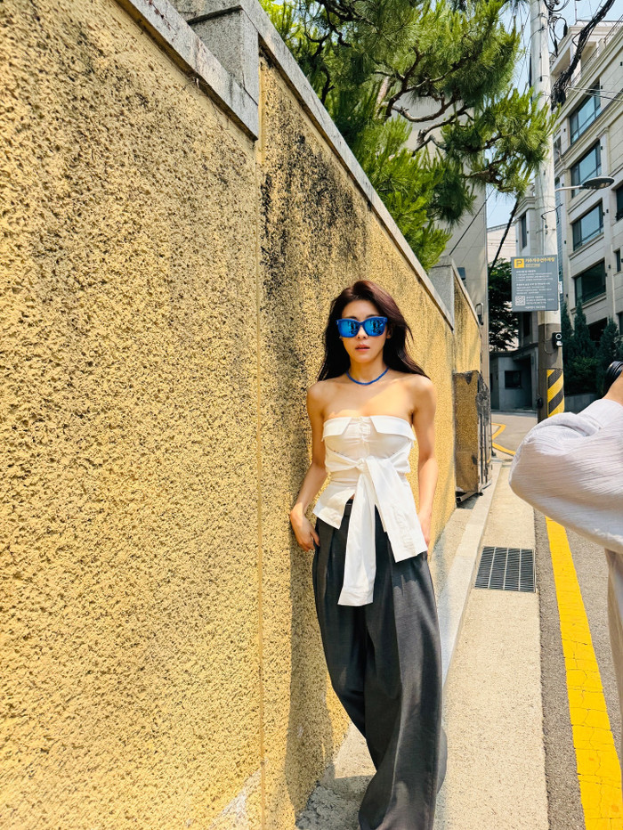 Vóc dáng thon gọn của Ha Ji Won ở tuổi U50.