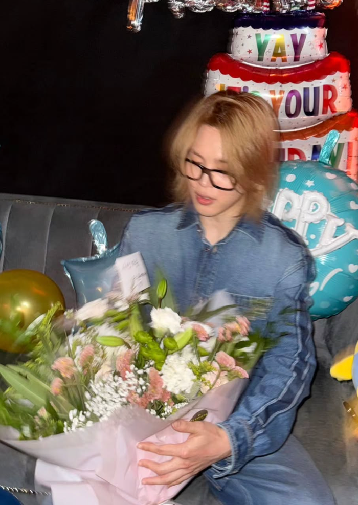 Không cần tạo dáng cầu kỳ, Jimin vẫn thể hiện phong cách tự nhiên, pha trộn giữa nét cá tính và vẻ ngoài có phần tinh nghịch.