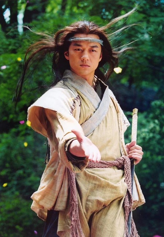 Lệnh Hồ Xung là nam chính của Tiếu ngạo giang hồ, nổi tiếng với tính cách phóng khoáng, thích uống rượu, trọng tình nghĩa và không muốn bị trói buộc bởi danh lợi. Là đệ tử phái Hoa Sơn, anh từng được sư phụ Nhạc Bất Quần tin tưởng. Tuy nhiên, những biến cố liên tiếp khiến Lệnh Hồ Xung bị hiểu lầm, trục xuất và phải tự tìm con đường của mình giữa giang hồ đầy âm mưu. Bước ngoặt lớn đến khi anh học được Độc Cô Cửu Kiếm từ Phong Thanh Dương. Tuyệt kỹ này giúp Lệnh Hồ Xung nhanh chóng trở thành một kiếm khách đáng gờm, có khả năng nhìn ra sơ hở trong chiêu thức của đối thủ. Về tình cảm, Lệnh Hồ Xung từng dành tình cảm cho tiểu sư muội Nhạc Linh San, nhưng mối duyên ấy không thành. Sau nhiều biến cố, anh tìm được tri kỷ ở Nhậm Doanh Doanh, người yêu anh bất chấp những khác biệt về thân phận và lập trường. Điểm khiến Lệnh Hồ Xung được yêu thích là quan niệm sống tự do, không chạy theo quyền lực hay danh tiếng. Anh có thể đối đầu với cả những thế lực lớn để bảo vệ người mình trân trọng.